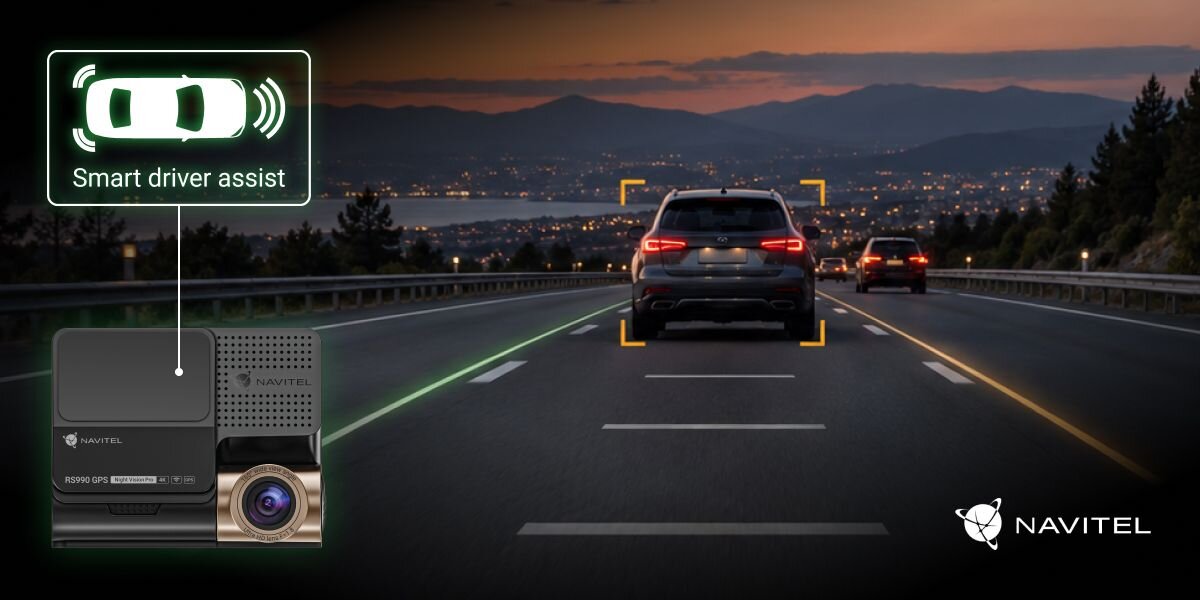 Obraz przedstawia wideorejestrator z kolorowym wyświetlaczem, na którym widać symulację drogi z ikonami informacyjnymi. Obok znajdują się napisy: \'Smart driver assist\' i \'3-inch display\'.