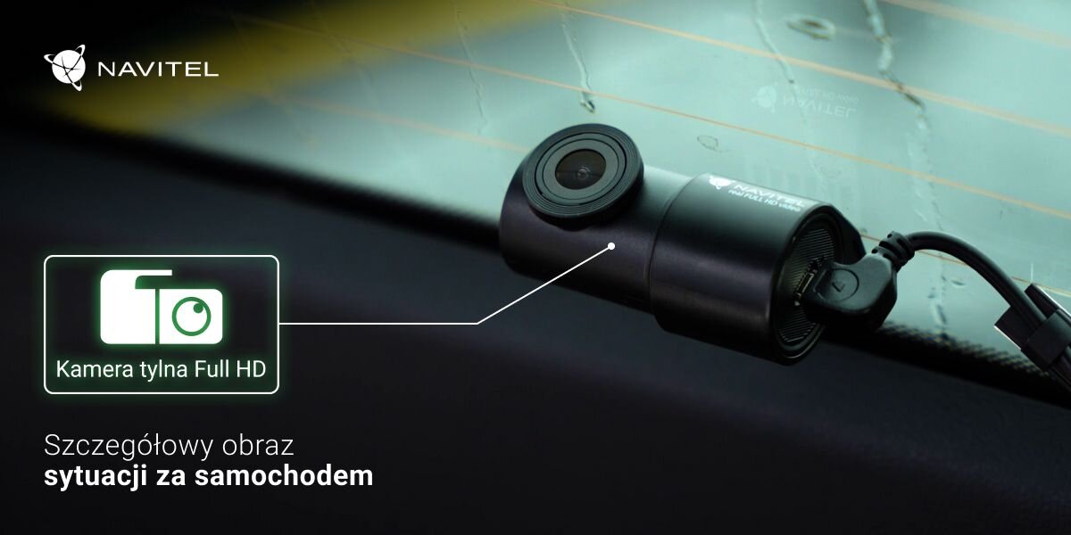 Na obrazie widoczny jest wideorejestrator NAVITEL RS990 GPS z kamerą tylną, obok którego znajduje się trójkąt ostrzegawczy. W tle widać dwa samochody oraz ikony z napisami \'G-sensor\' i \'512 GB SD card\'.