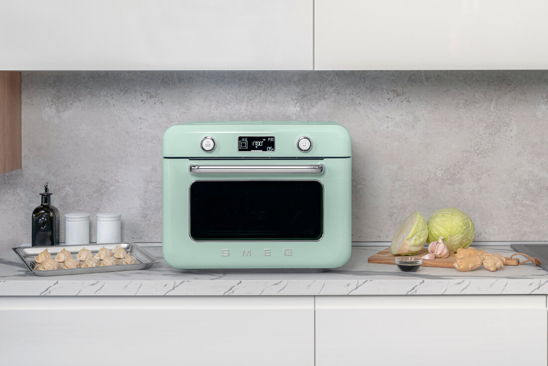 Piekarnik SMEG COF01PGEU Pastelowa zieleń Wielozadaniowe wsparcie w kuchni design tło prezentacja wizualizacja