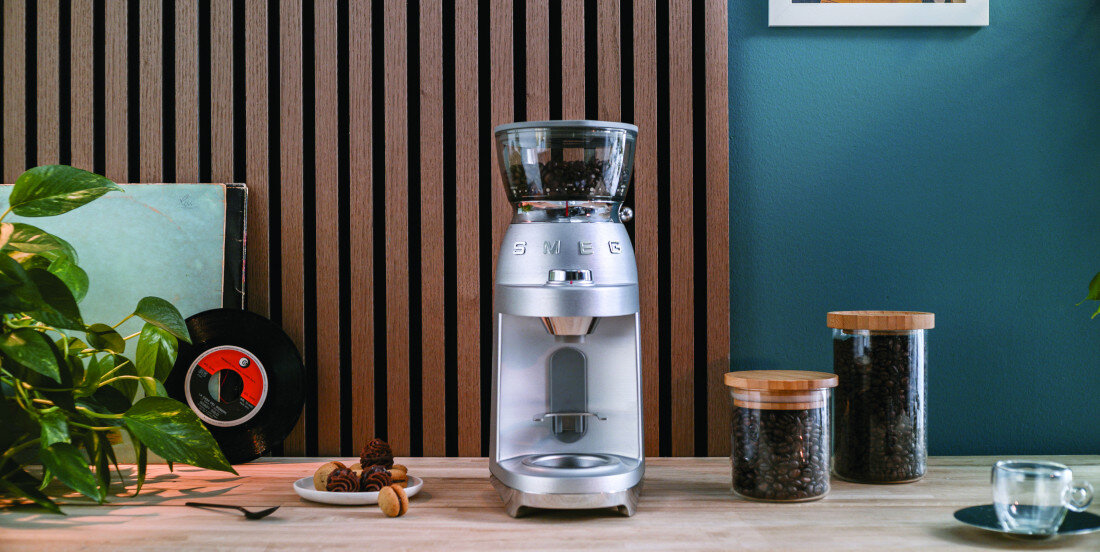 Młynek do kawy SMEG Minipro CGF02SSEU  wygląd prezentacja wizualizacja design Kontrola smaku każdego dnia