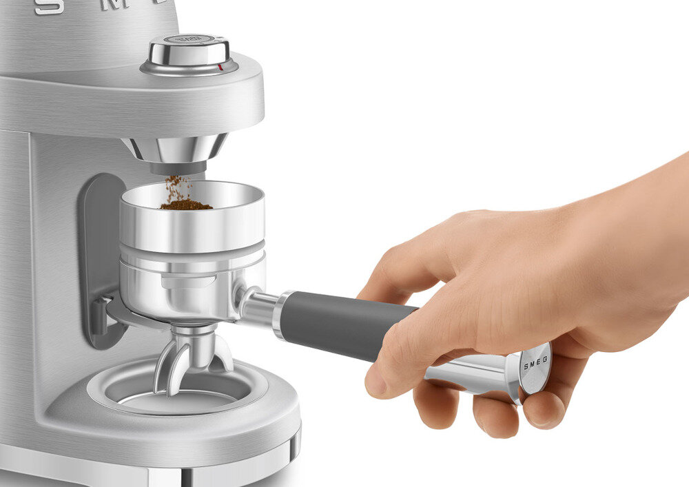 Młynek do kawy SMEG Minipro CGF02SSEU  Dopracowanie każdego detalu Możliwość mielenia do pojemnika Tritan™ bezpośrednio do uchwytu filtra dopasowanie proces napój