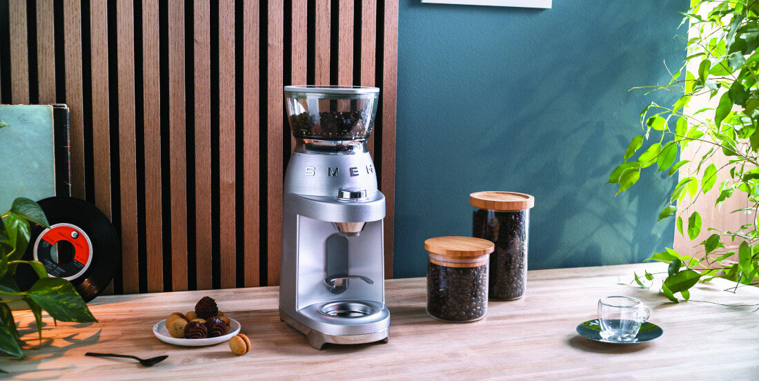 Młynek do kawy SMEG Minipro CGF02SSEU  Aromat wspierany technologią Korpus z odlewanego ciśnieniowo aluminium stożkowy młynek ze stali nierdzewnej   Wyjmowany młynek  czyszczenie ułatwienie