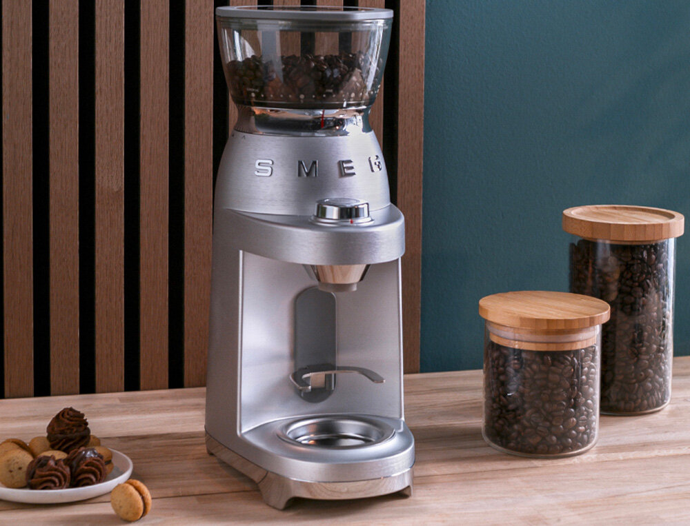 Młynek do kawy SMEG Minipro CGF02SSEU  Wysoka pojemność ziarna pojemnik kawa