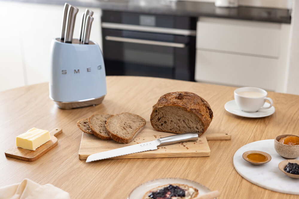 Zestaw noży SMEG 50's Style KBSF02PB Pastelowy błękit (7 elementów) wygląd prezentacja wizualizacja design Styl i porządek w kuchni