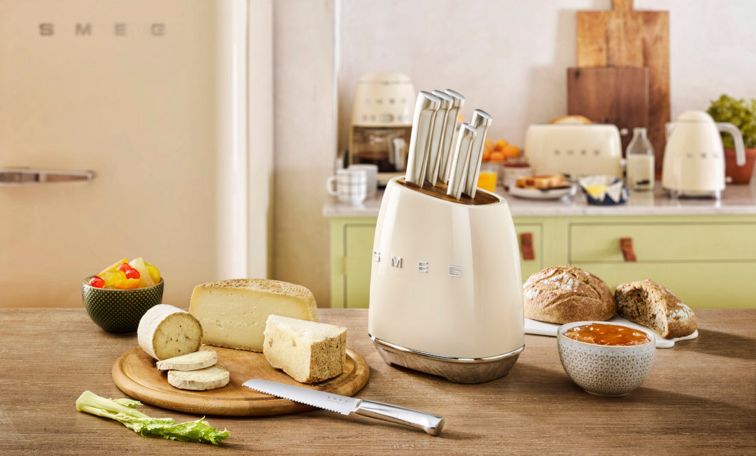 Zestaw noży SMEG 50's Style KBSF02BL Czarny (7 elementów) Ergonomia użytkowania Dobrze wyprofilowane rękojeści pewny chwyt