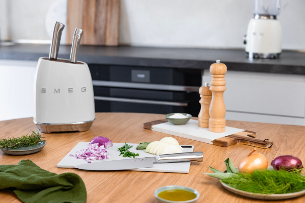 Zestaw noży SMEG 50's Style KBSF02BL Czarny (7 elementów) Wytrzymałe drewno akacjowe Blok wykonany z drewna akacjowego Naturalny materiał