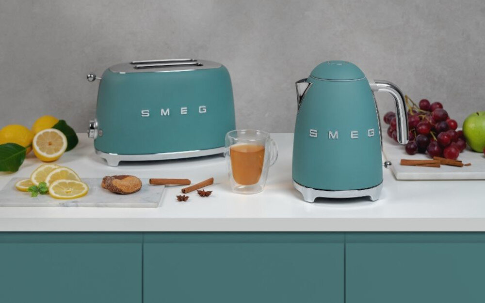 Czajnik SMEG KLF03SBMEU Niebieski Estetyka, która inspiruje Matowa powierzchnia soft touch elegancki szmaragdowy odcień Stylowy wygląd harmonia Zainspirowany stylem lat 50 połączenie retro designu z funkcjonalnością