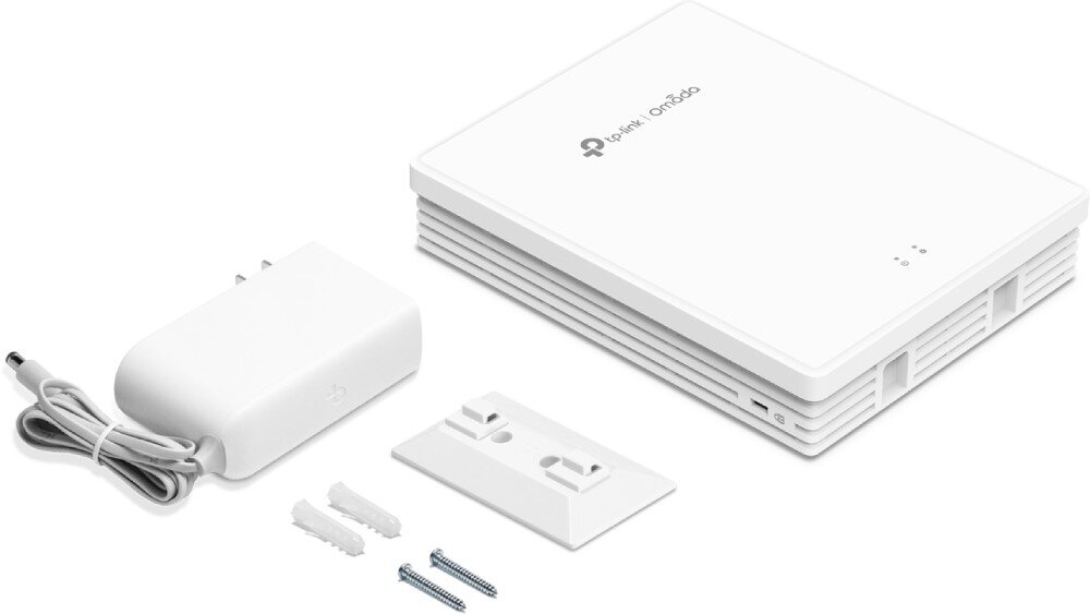 Na obrazie znajduje się biały punkt dostępu TP-Link Omada z logo TP-Link Omada, zasilacz, uchwyt montażowy oraz dwa kołki i śruby.