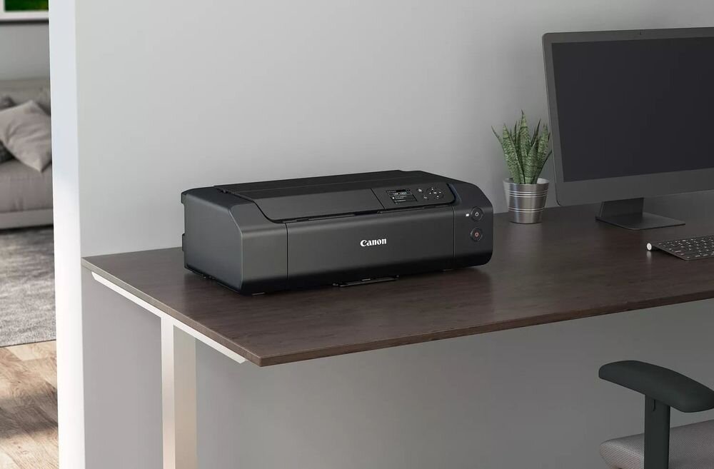 Drukarka CANON Pixma Pro-200S Druk w kolorze, Wi-Fi drukarka postawiona na biurku w studiu format jakość wystawowa wyraźne szczegóły