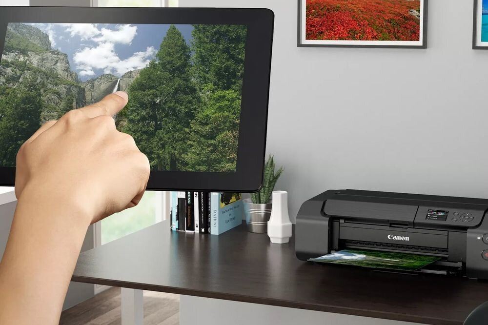 Drukarka CANON Pixma Pro-200S Druk w kolorze, Wi-Fi urządzenie na biurku w pomieszczeniu ręka trzymająca tablet szybkość działania narzędzie dla punktów usługowych efektywność