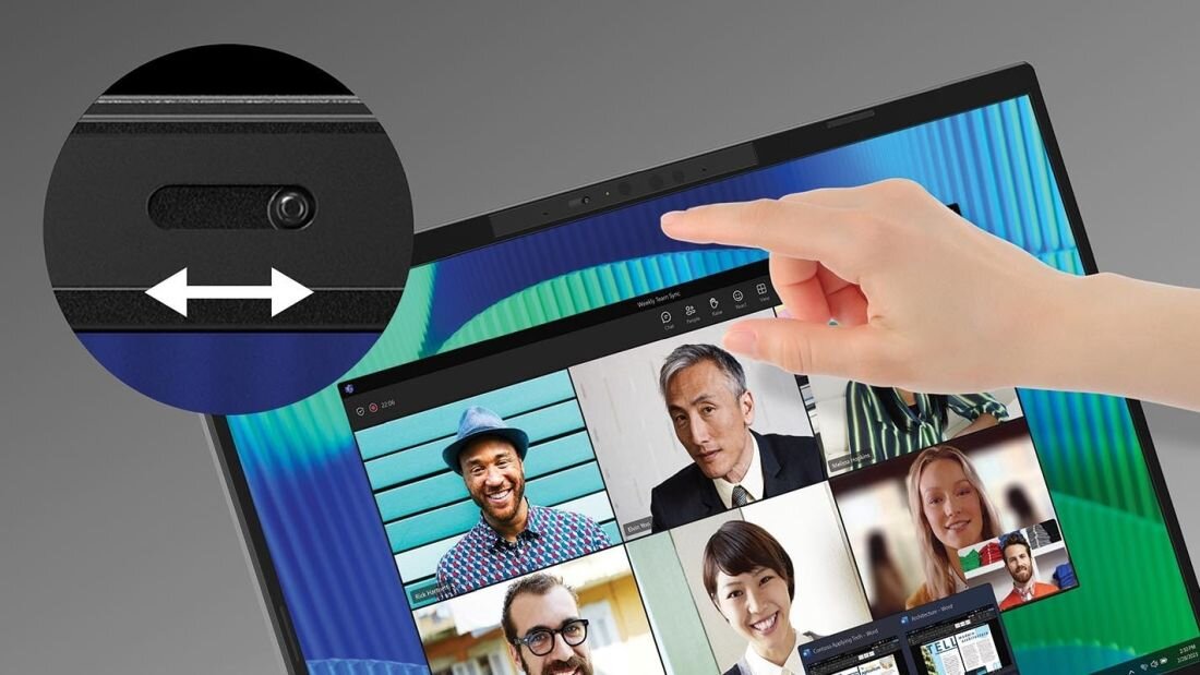 Mężczyzna korzysta z laptopa ACER TravelMate P2, prowadząc rozmowę wideo.   