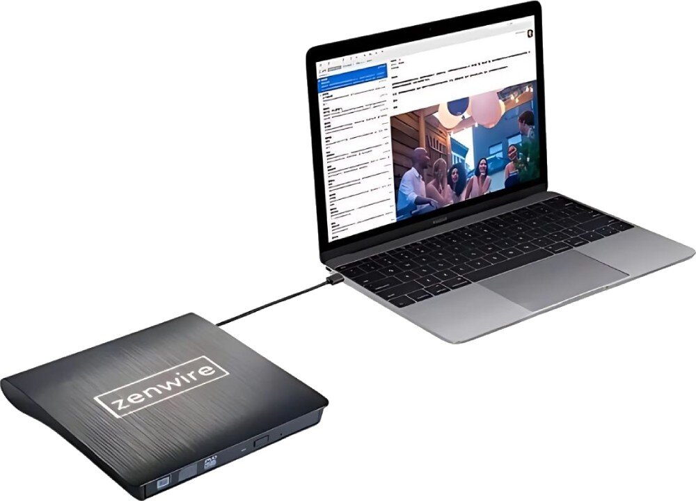 Napęd ZENWIRE ECD829-Y Laptop podłączony do zewnętrznego napędu optycznego. Na ekranie komputera wyświetlone są wiadomości e-mail oraz wideo, konfiguracja, instalacja, systemy