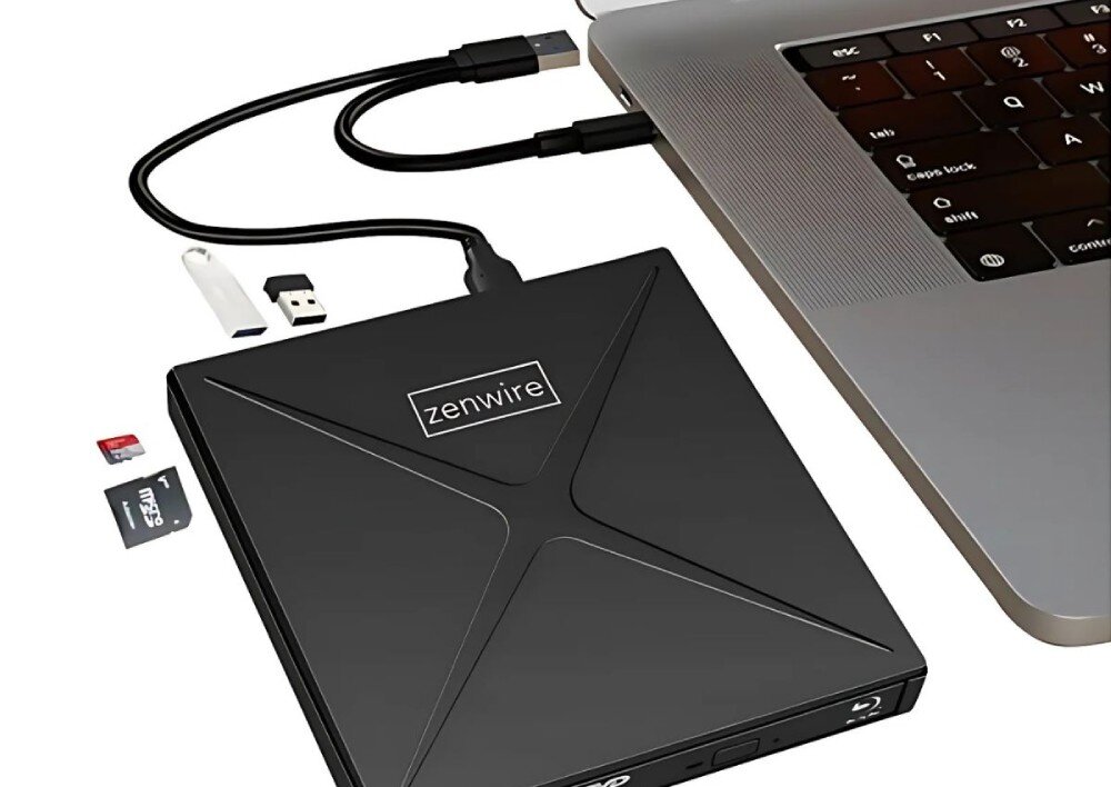 Napęd ZENWIRE SY885 Widok z góry na czarny napęd podłączony do laptopa. Obok znajdują się rozłożone karty pamięci i pendrive, czytnik kart pamięci, adapter