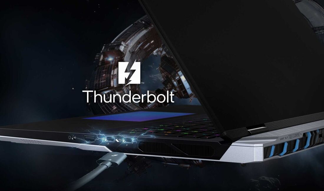Laptop MSI Titan 18 HX AI - Laptop z widocznym napisem Thunderbolt, symbolizujący zaawansowaną technologię i wydajność w codziennym użytkowaniu. Thunderbolt Bandwidth Boost Thunderbolt 5
