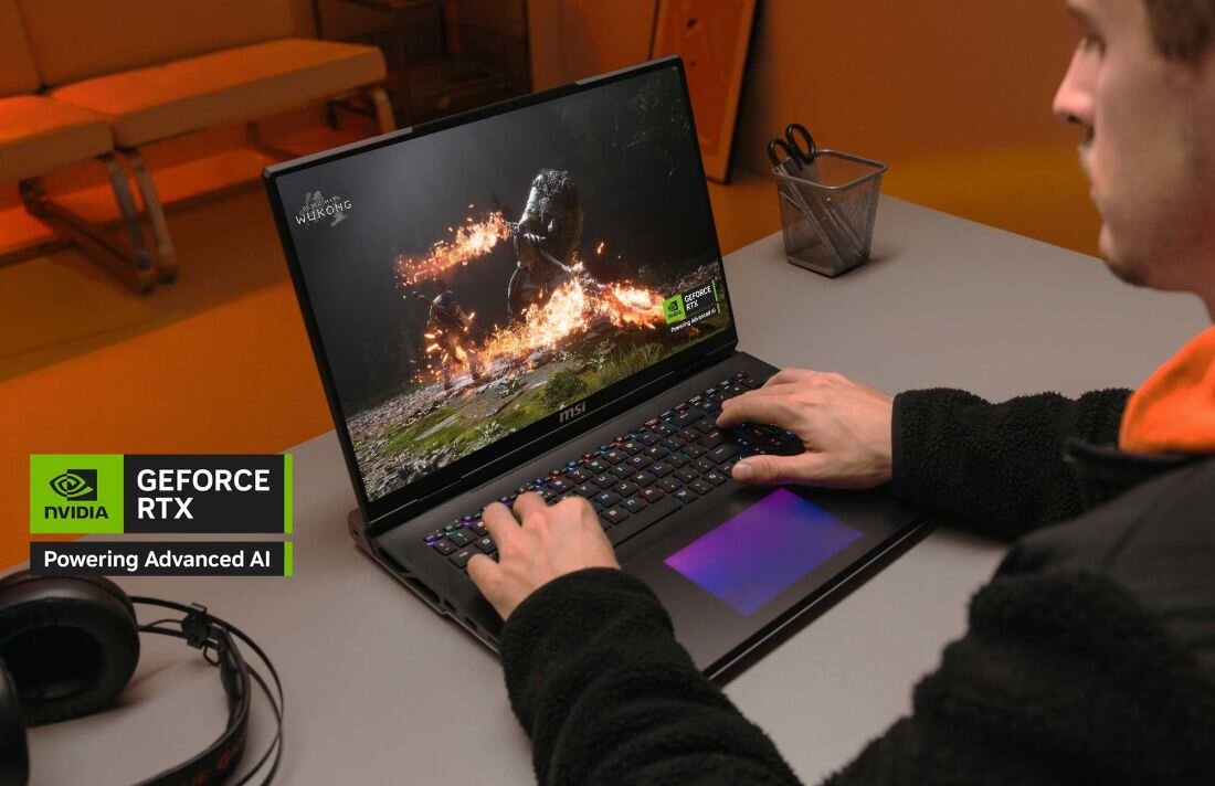 Laptop MSI Titan 18 HX AI - Mężczyzna korzysta z laptopa, grając w grę, skupiony na ekranie i otoczony przyjemną atmosferą. NVIDIA Blackwell RTX 50 NVIDIA DLSS 4