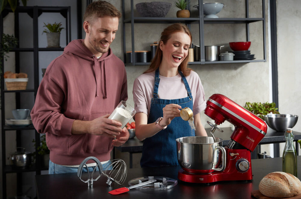 Robot kuchenny planetarny LOVIO HOME ChefAssistant LVSTM01GY 1900W mężczyzna kobieta gotowanie robot pokrętło wsypywanie mąki otwarte ramię akcesoria 42,2 x 36 x 27,2 cm wysoka wydajność wszechstronność moc 1900 W lekkie i wymagające zadania kuchenne trzy podstawowe funkcje ubijanie miksowanie zagniatanie przygotowanie różnorodnych potraw sześć stopni prędkości tryb pulse optymalne efekty kulinarne