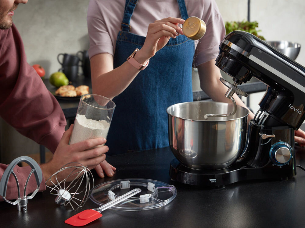 Robot kuchenny planetarny LOVIO HOME ChefAssistant LVSTM01GY 1900W robot misa otwarte ramię uchwyt w misce pokrętło antypoślizgowe nóżki gotowanie wsypywanie mąki trwałość metalowy mechanizm napędowy solidna obudowa wytrzymałość intensywne użytkowanie wyrabianie nawet ciężkich ciast zabezpieczenie przed przegrzaniem oraz przeciążeniem bezpieczne użytkowanie