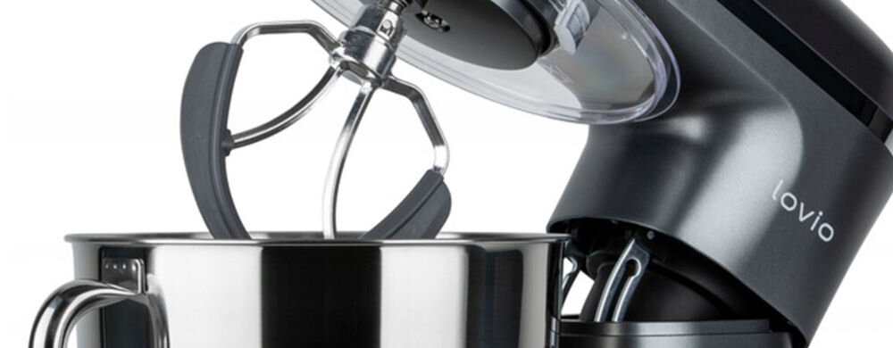 Robot kuchenny planetarny LOVIO HOME ChefAssistant LVSTM01GY 1900W robot osłona mieszadło silikonowe końcówki misa otwarte ramię system planetarny efektywne mieszanie składników ruch mieszadła w kilku kierunkach dokładne połączenie wszystkich elementów końcówka do mieszania wyposażona w silikonowe krawędzie zwiększona precyzja zapobieganie przywieraniu