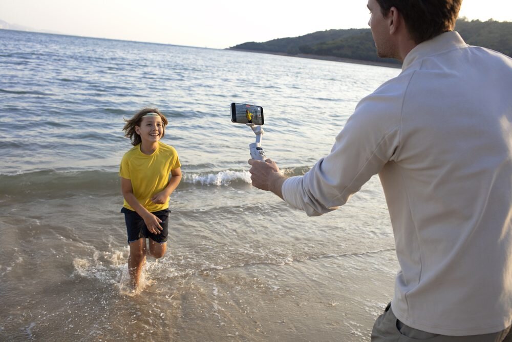 Gimbal DJI Osmo Mobile 7 nagrywanie dziecko w wodzie