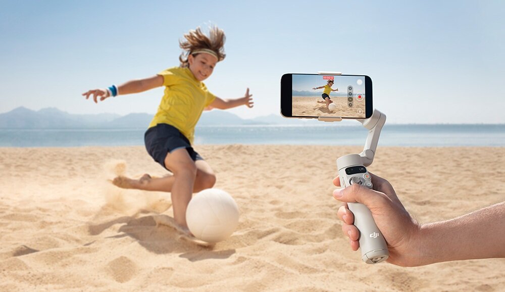 Gimbal DJI Osmo Mobile 7 dziecko na plaży