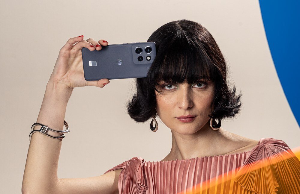 Smartfon MOTOROLA Edge 50 Neo kobieta przystawia go do głowy Connect