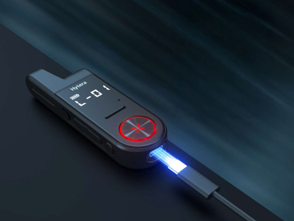 Radiotelefon HYTERA S1 Mini UA - Długie działanie, kadr radiotelefonu pokazujący złącze USB-C i kabel usb-c