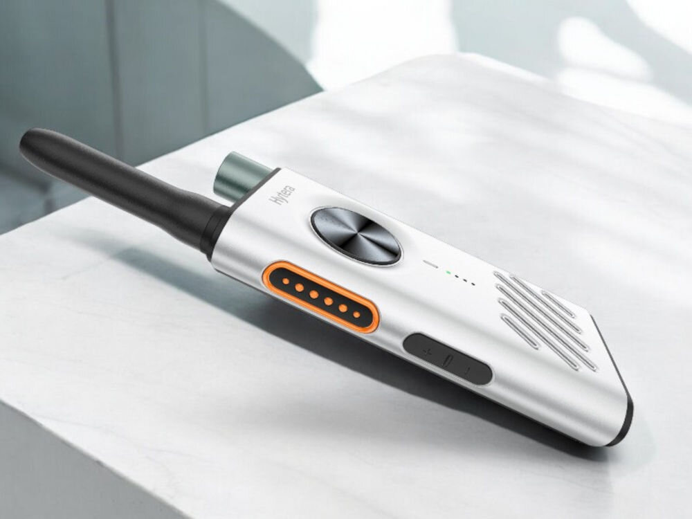 Radiotelefon HYTERA S1 UHF - Prosta i szybka obsługa, Radiotelefon leżący pod skosem na blacie