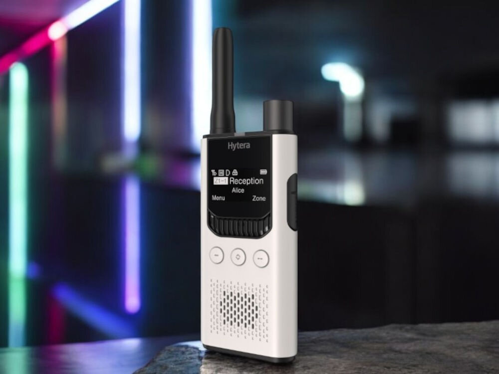 Radiotelefon HYTERA S1 Pro UHF - Długotrwała bateria, Radiotelefon po skosie na blacie