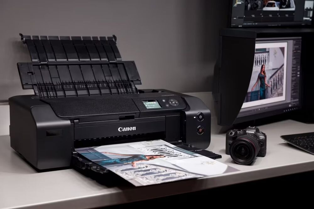 Drukarka CANON ImagePROGRAF PRO-310 Druk w kolorze, Wi-Fi drukarka postawiona na biurku w studiu
