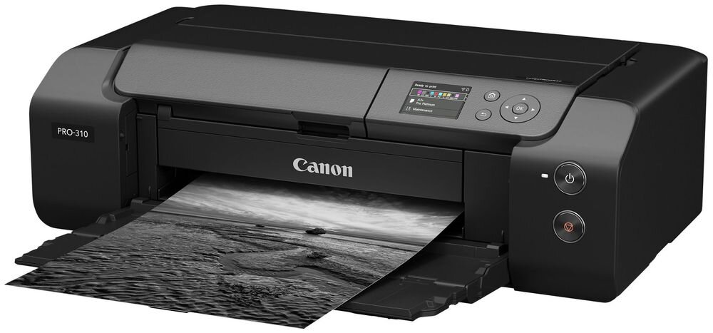 Drukarka CANON ImagePROGRAF PRO-310 Druk w kolorze, Wi-Fi urządzenie na białym tle od przodu pod kątem z wydrukowaną kartką oprogramowanie Professional Print Layout ułatwienie przygotowania plików programy Adobe podgląd efektów przed drukiem