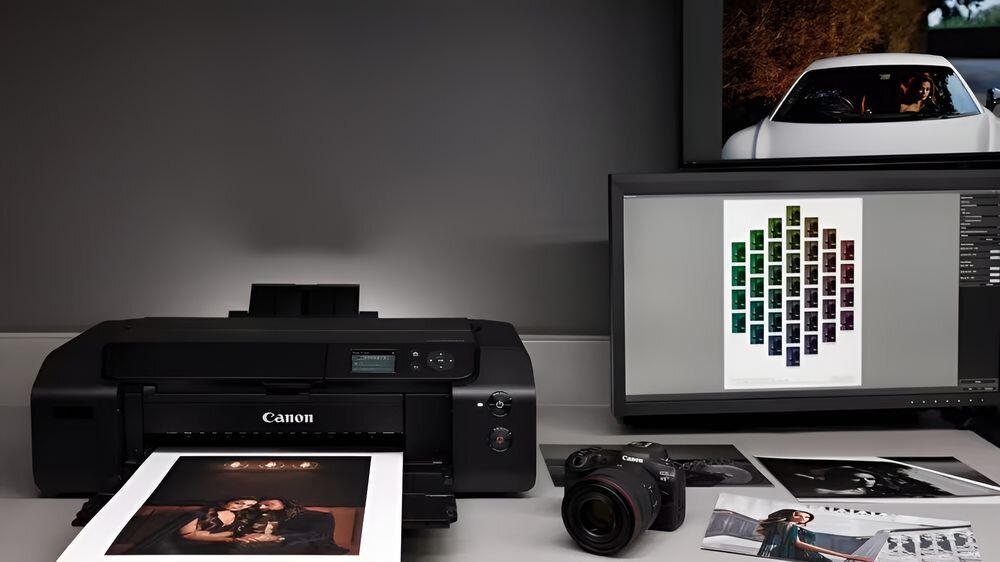 Drukarka CANON ImagePROGRAF PRO-310 Druk w kolorze, Wi-Fi drukarka postawiona na biurku w studiu szybkość działania narzędzie dla punktów usługowych efektywność