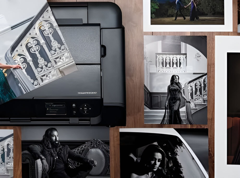 Drukarka CANON ImagePROGRAF PRO-310 Druk w kolorze, Wi-Fi drukarka pokazana od góry wśród wydrukowanych zdjęć zaawansowany procesor płynna realizacja eliminacja przestojów w pracy