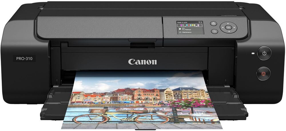 Drukarka CANON ImagePROGRAF PRO-310 Druk w kolorze, Wi-Fi urządzenie na białym tle od przodu z wydrukowaną kartką LUCIA PRO II 12 kolorów głębokie odwzorowanie czerni