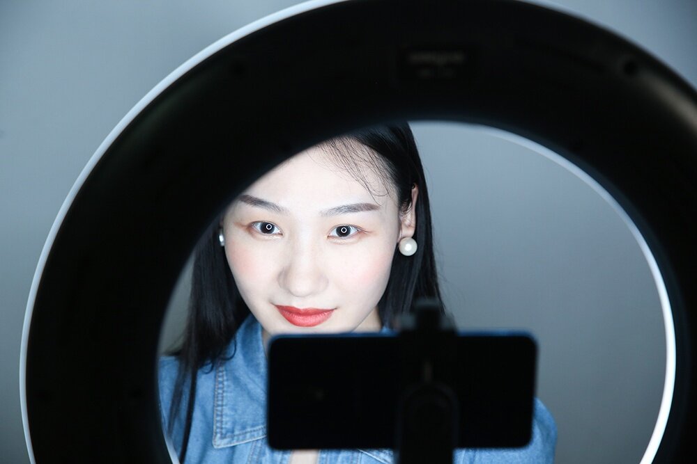 Lampa pierścieniowa LED VILTROX Weeylite WE-10S oświetla twarz kobiety   