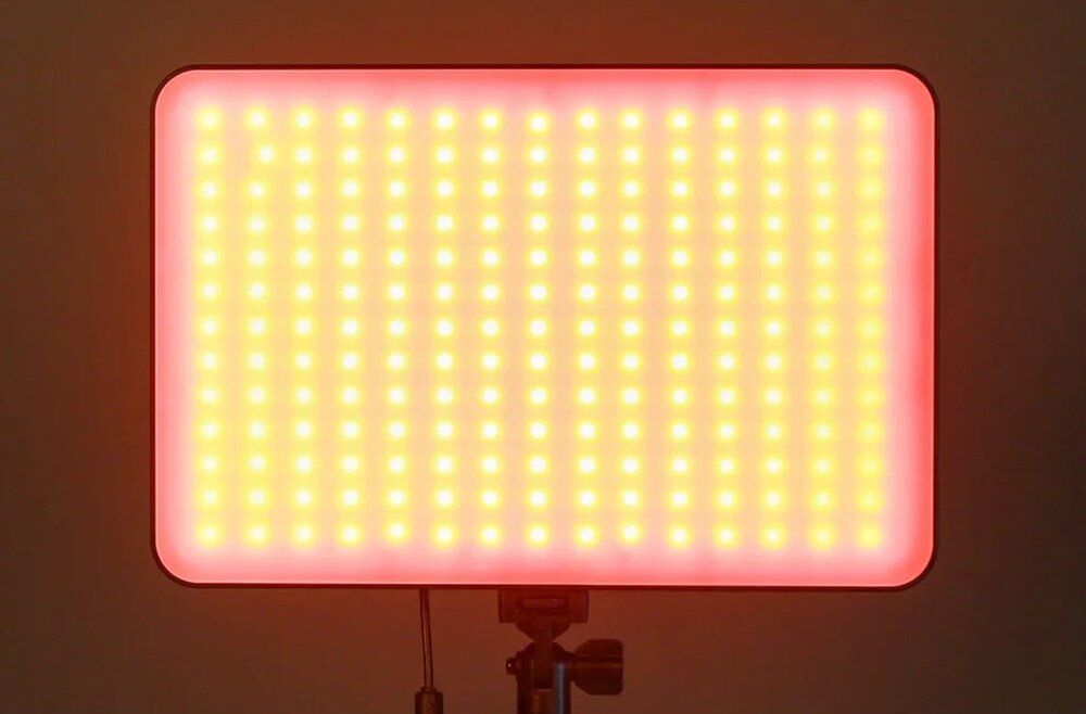 Lampa LED VILTROX Weeylite Sprite 40 świeci na pomarańczowo