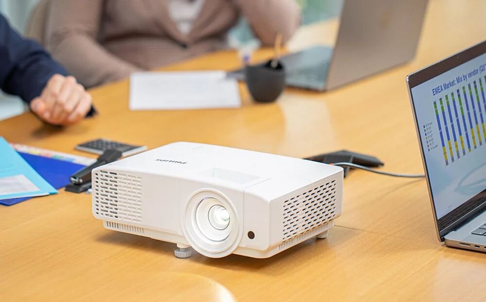 Projektor PHILIPS ProPix 850 projektor Full HD do prezentacji i multimediów, projektor stojący na biurku na spotkaniu biznesowym