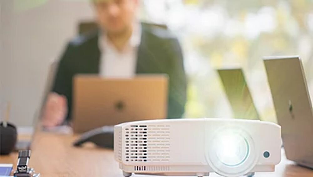 Projektor PHILIPS ProPix 850 lampa UHP stabilność trwałość profesjonalne instalacje, projektor stojący na biurku na spotkaniu biznesowym