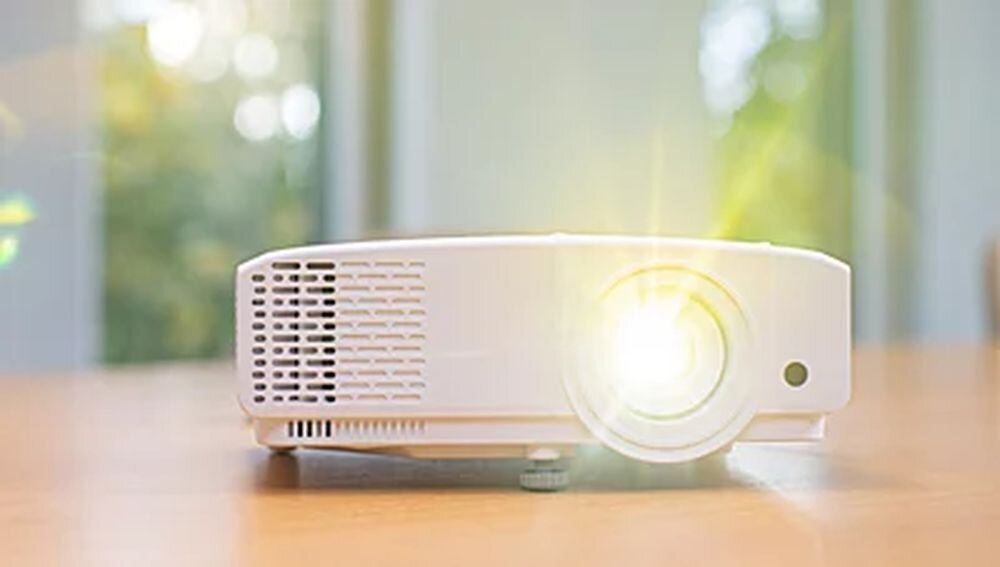 Projektor PHILIPS ProPix 850 technologia Philips UHP wysoka jasność kompaktowa obudowa, projektor stojący na biurku na spotkaniu biznesowym
