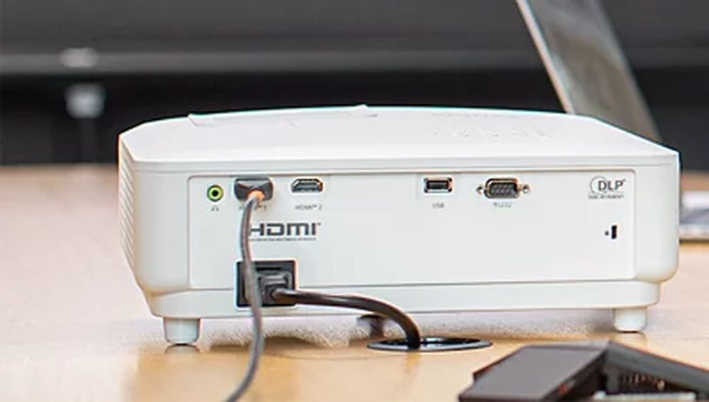 Projektor PHILIPS ProPix 850 dwa HDMI RS232 USB wyjście audio 3,5 mm, projektor stojący tyłem na biurku