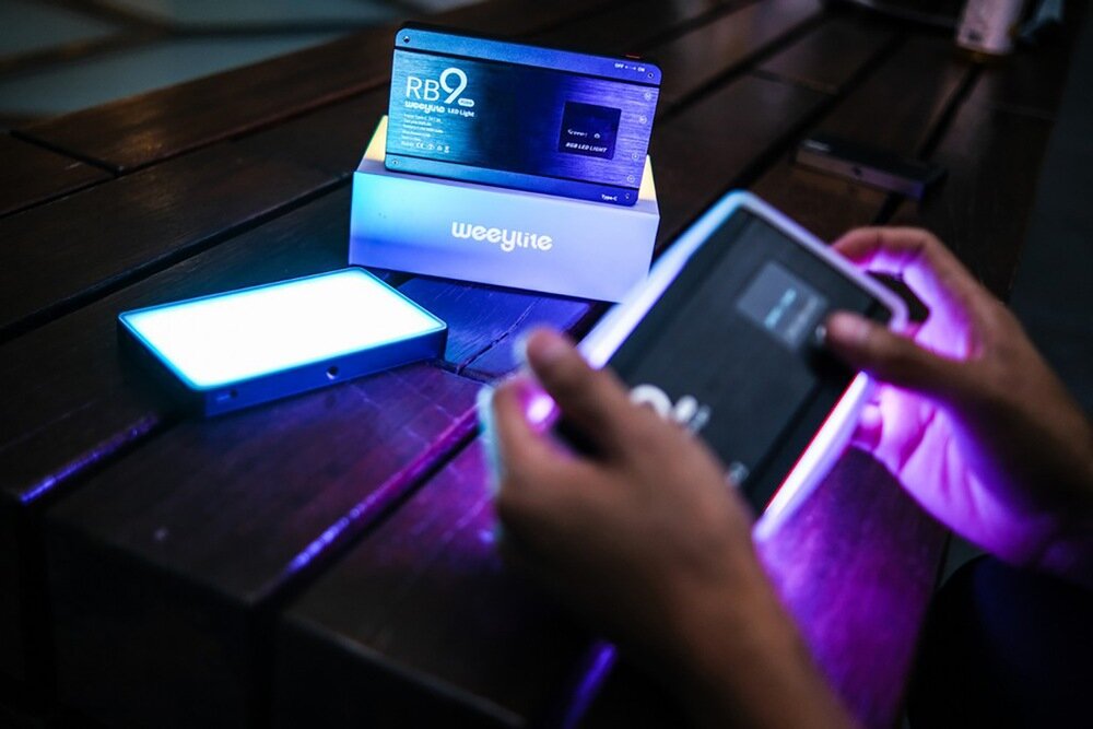 Lampa LED VILTROX Weeylite RB9 włączone lampy na drewnianym stole   