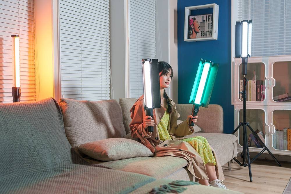 Lampa LED VILTROX H18 kobieta z dwoma lampami siedzi na kanapie