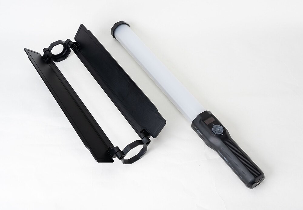 Lampa LED VILTROX H18 i osłona na białym blacie