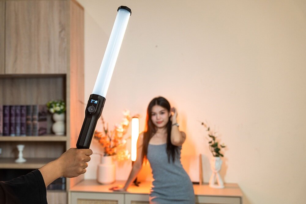 Lampa LED VILTROX H18 lampa trzymana w ręku z modelką w tle