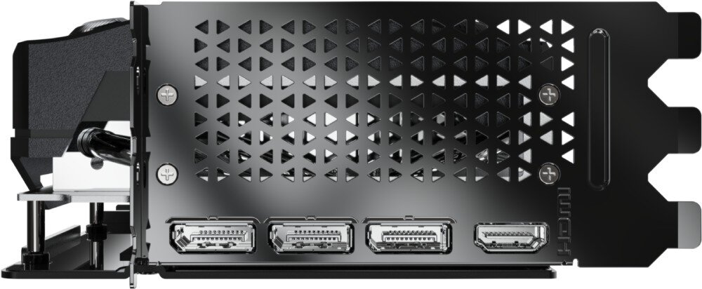 Karta graficzna PNY GeForce RTX 5080 OC Triple Fan 16GB Zbliżenie na panel wyjść karty graficznej. Znajdują się na nim trzy porty DisplayPort oraz jedno złącze HDMI, umieszczone w metalowej osłonie , porty, złącza