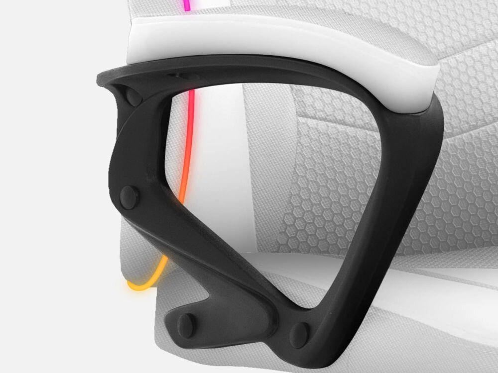 Fotel HUZARO Force 2.5 RGB Biały prezentacja podłokietnika na jasnym tle antypoślizgowe miękki materiał wygoda wsparcie przedramion redukcja napięcia komfortowa pozycja