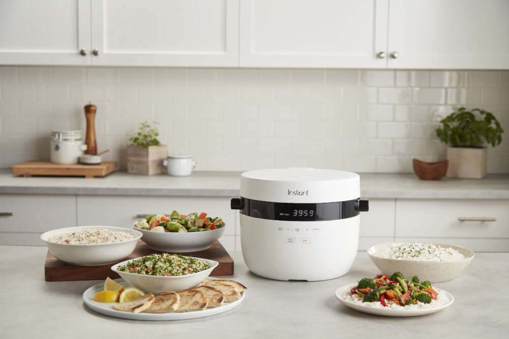 Ryżowar INSTANT POT Multigrain kompan w kuchni tło kuchenne ryżowar biały kolor przyciski wyświetlacz czarne elementy posiłki wokół urządzenia