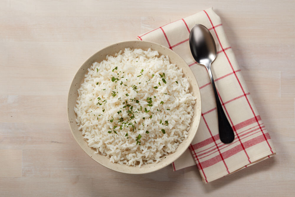 Ryżowar INSTANT POT Multigrain posiłek stojący na blacie ryż w misce obok leży łyżka i ściereczka technologia CarbReduce redukcja węglowodanów i cukrów o 40% specjalna stalowa wkładka niższy indeks glikemiczny dla osób dbających o zdrową dietę, diabetyków ograniczenie spożycia węglowodanów