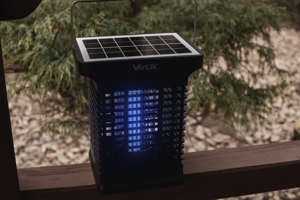 Lampa owadobójcza VAYOX IKV-200, słońce, akumulator, zasilanie, ładowanie, Widok na panel słoneczny zamontowany na lampie.