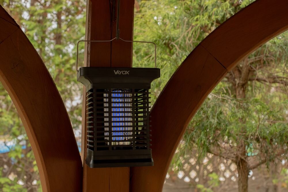 Lampa owadobójcza VAYOX IKV-200, mobilność, uchwyt, wodoodporność, lekkość, Lampion z uchwytem wiszący pod drewnianym dachem.
