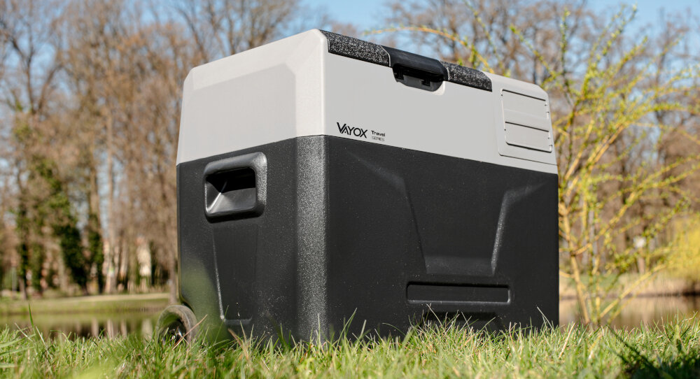 LODÓWKA TURYSTYCZNA VAYOX VA-T40 wizualizacja natura zieleń trawa lodówka kolor czarno szary zamknięta bok stworzona na każdą wyprawę
